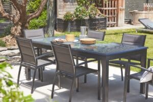 Read more about the article How to choose a garden table?