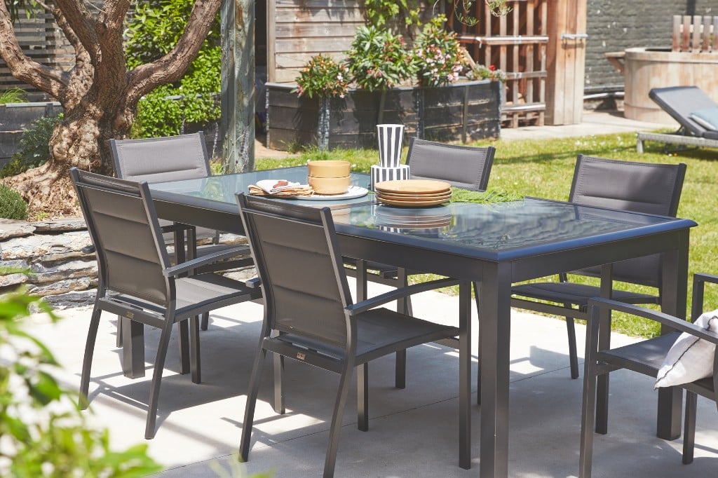 Read more about the article How to choose a garden table?
