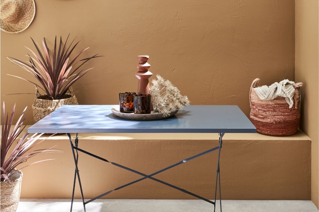 Read more about the article What material is best for a garden table?